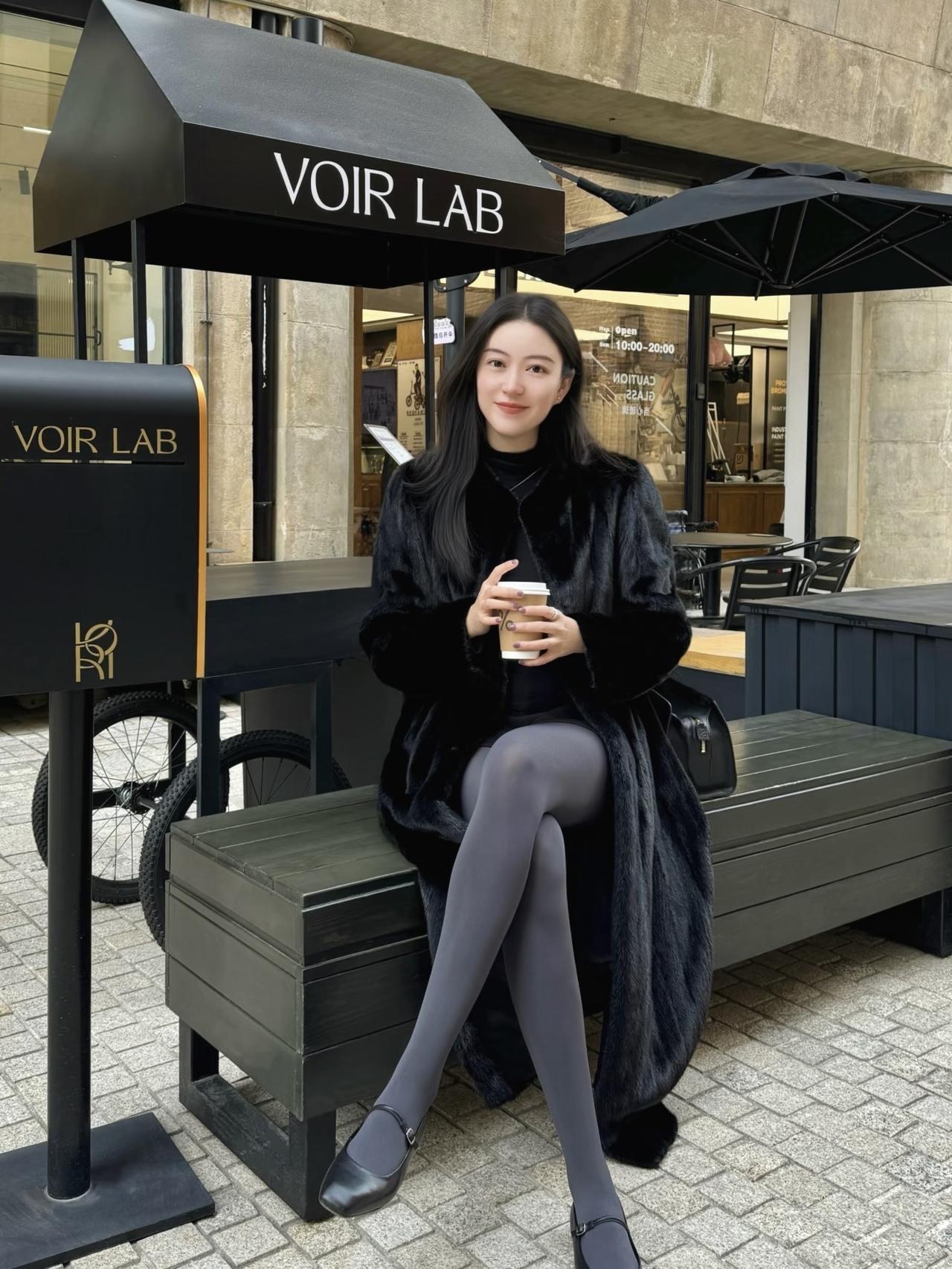 当然是黑色打底毛衣+外套黑色大衣+灰色连体袜不仅仅时尚还保暖