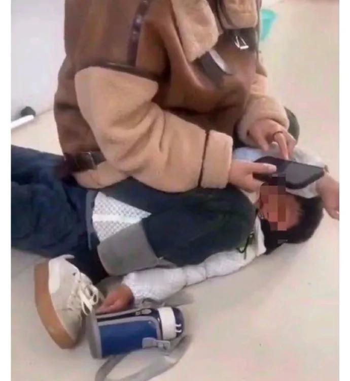 暑假过半，作业空白！近视又涨100度，家长血压爆表。别抢手机，硬拔只会炸