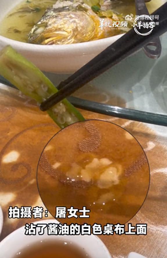 天下之大无奇不有！浙江宁波，一位女士去大饭店吃喜酒，就因为夹菜的时候手那么抖了一
