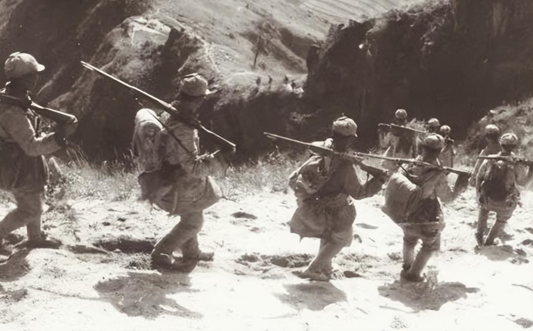 抗战中，八路军侦察员刘锡琨正送情报，不料迎面遇到大队日军。刘锡琨忙拉帽遮脸，淡定