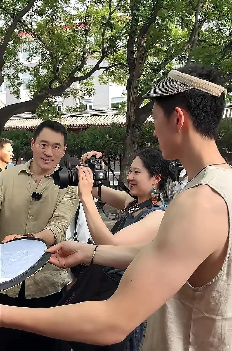 丁海峰一家四口在北京国子监拍全家福，都只说他儿子长得帅，其实女儿长得也很漂亮，笑