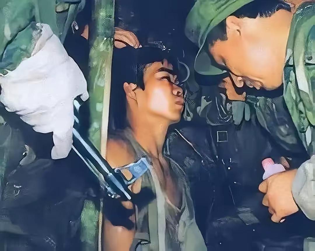 1986年，他在执行捕俘任务时，被敌人用一把匕首刺入后背，穿透胸膛，他带着贯穿身