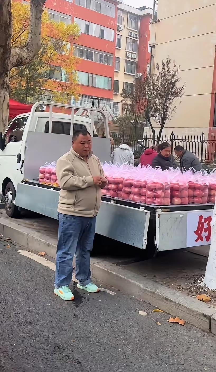 淄博苹果哥这波爆火，根本不是靠运气！问了淄博的同学才知道，网传的“整齐到离谱”居