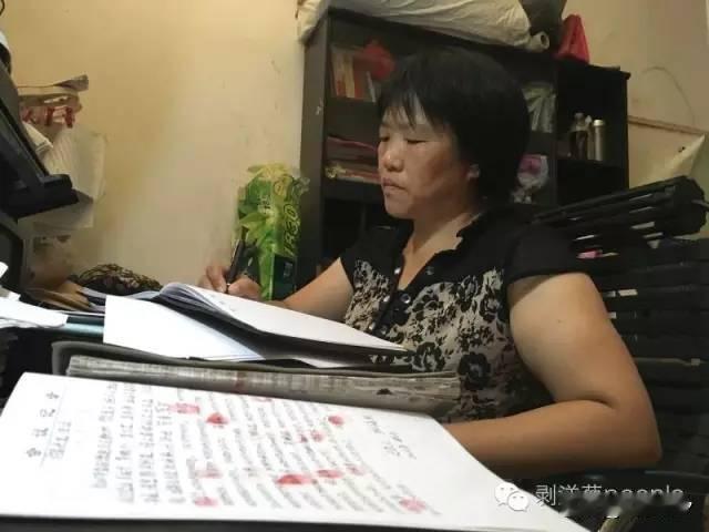 下图这女的叫张海新，小学四年级文化，敢想敢干，2013年竟独自成立一个市政府，刻