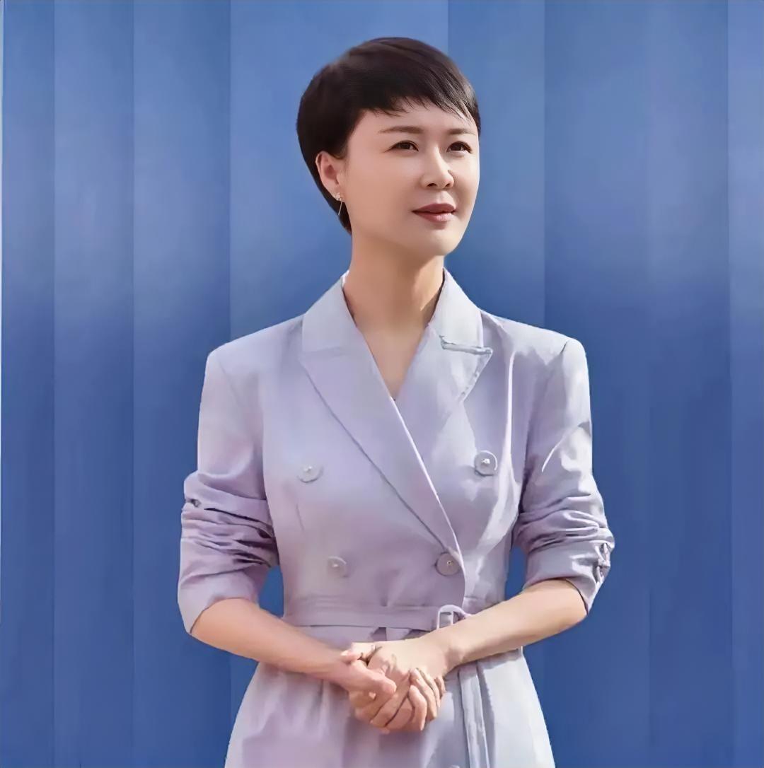 2021年，网上有个喷子，天天给贺娇龙发私信骂她，其中有一句特别狠：“天天骑个破