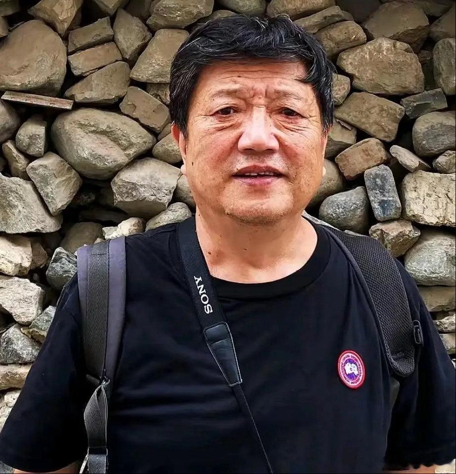 秦焰老师走了，72岁。不少人说他一辈子没结婚、没孩子。我去翻了翻，发现他好像真没