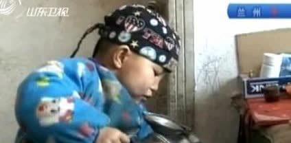 2010年，山东德州，男子两年前因为发生意外双腿高度截肢，妻子接受不了现实，抛弃
