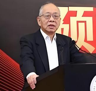 “遮羞布被扯掉了！”美籍华裔数学家丘成桐曾表示：中国的数学水平比美国落后了80多