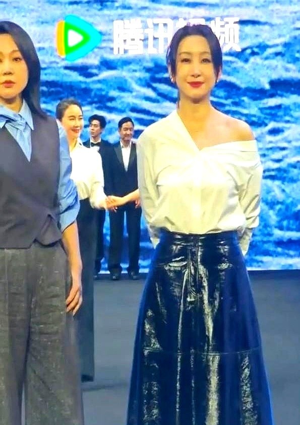 左小青这次赢麻了，胸口那边也太鼓了，难怪她那么昂首挺胸、自信满满！这身材