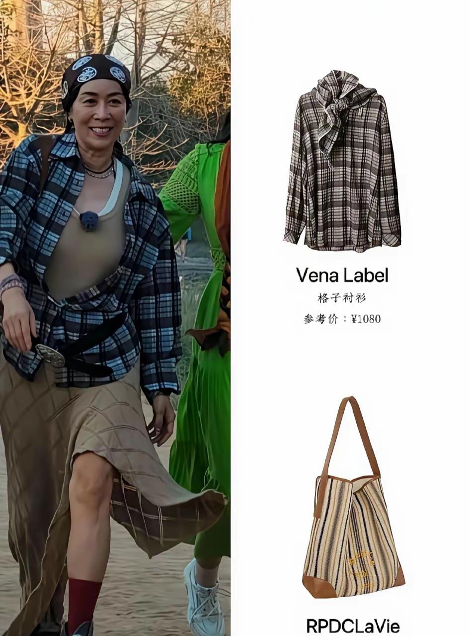 她的歌曲很好听的，声音也很有辨识度。但是她的穿搭一言难尽啊！花头巾搭配格子衫还