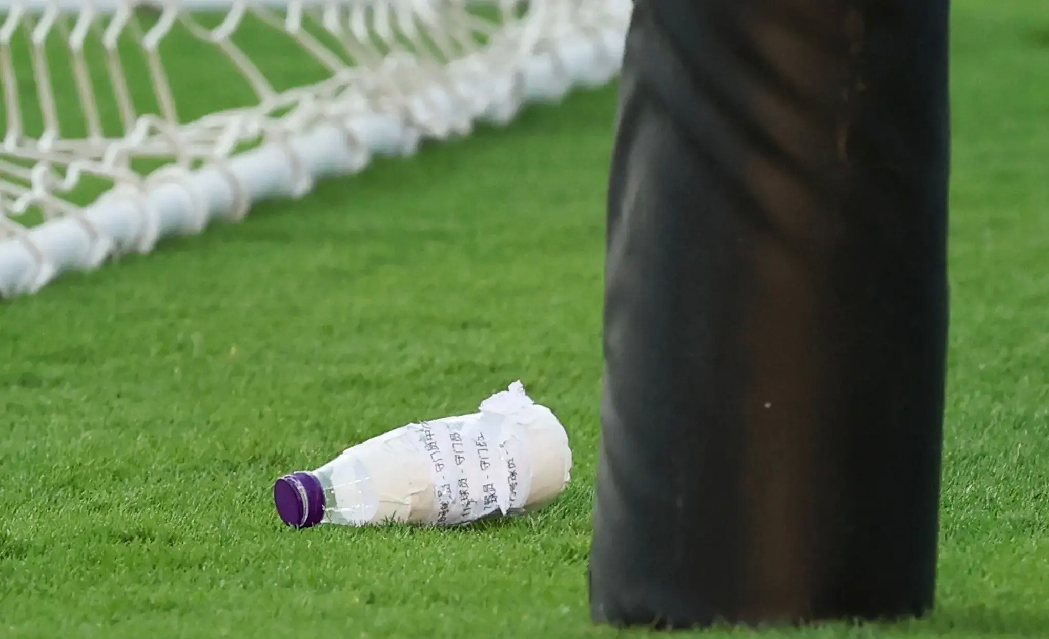 U23国足门将李昊介绍他水瓶的小纸条：“上面写着对方会怎么踢点球，但其实写的人都