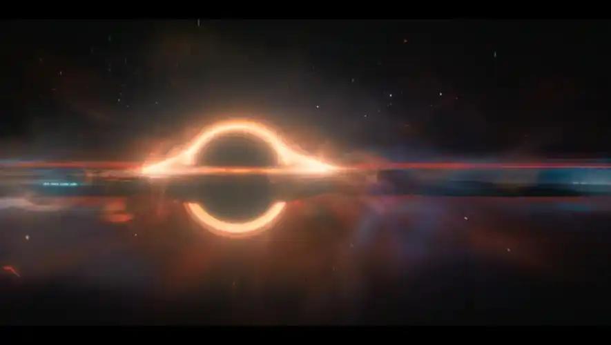 《星际穿越》中的核心逻辑是引力可以穿越时空，万有引力一种科学解释是物质之间的运动