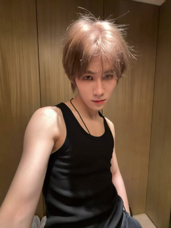 张真源分享白金发色自拍，发色与肤色搭配和谐自然。新颖造型传递时尚感知，不刻意的呈