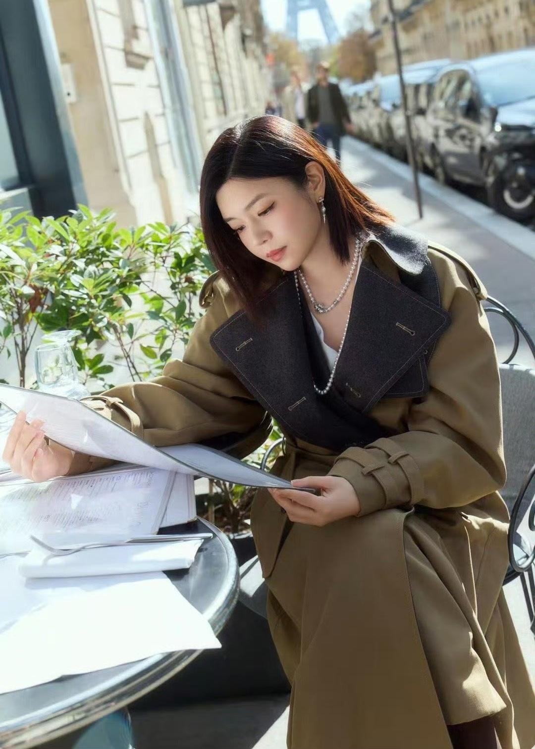 陈妍希风衣造型，美翻了！陈妍希，在巴黎街头的秋天里，以风衣为笺，定格法式时尚