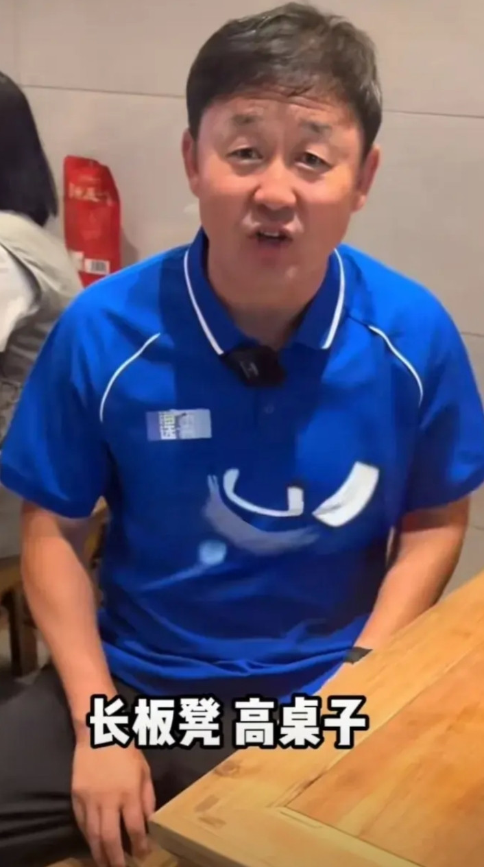 74岁的张路指导说：中国足协过于重视青训，而忽视12岁以下的小球员。因为青训有赞