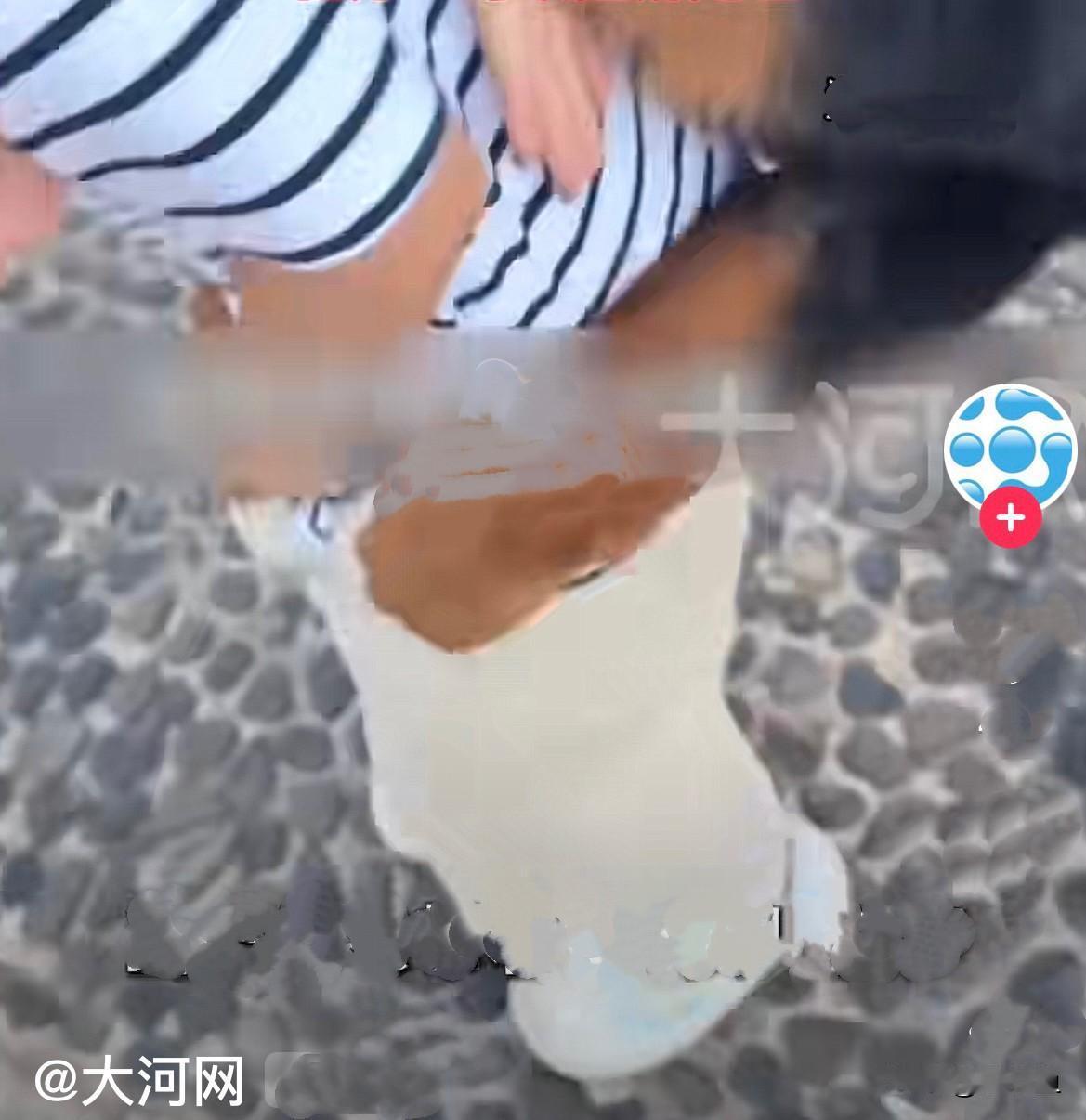 近日，云南玉溪的公园里，本来是温馨的饭后散步时光，李女士带着年仅8岁的女儿悠闲