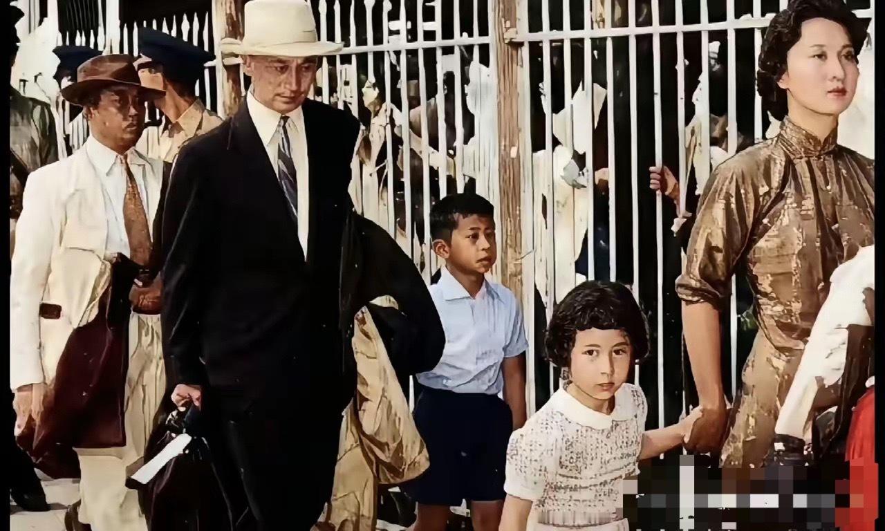 这是钱学森归国时的真实一幕，并非由演员扮演，而是货真价实的历史真品