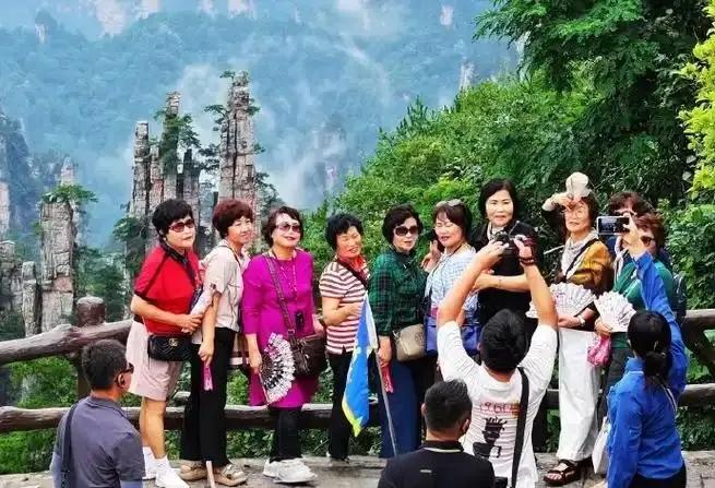 在张家界，我们住在华天大酒店遇到许多韩国人，坐缆车上天门山，同一车的除了我们两个