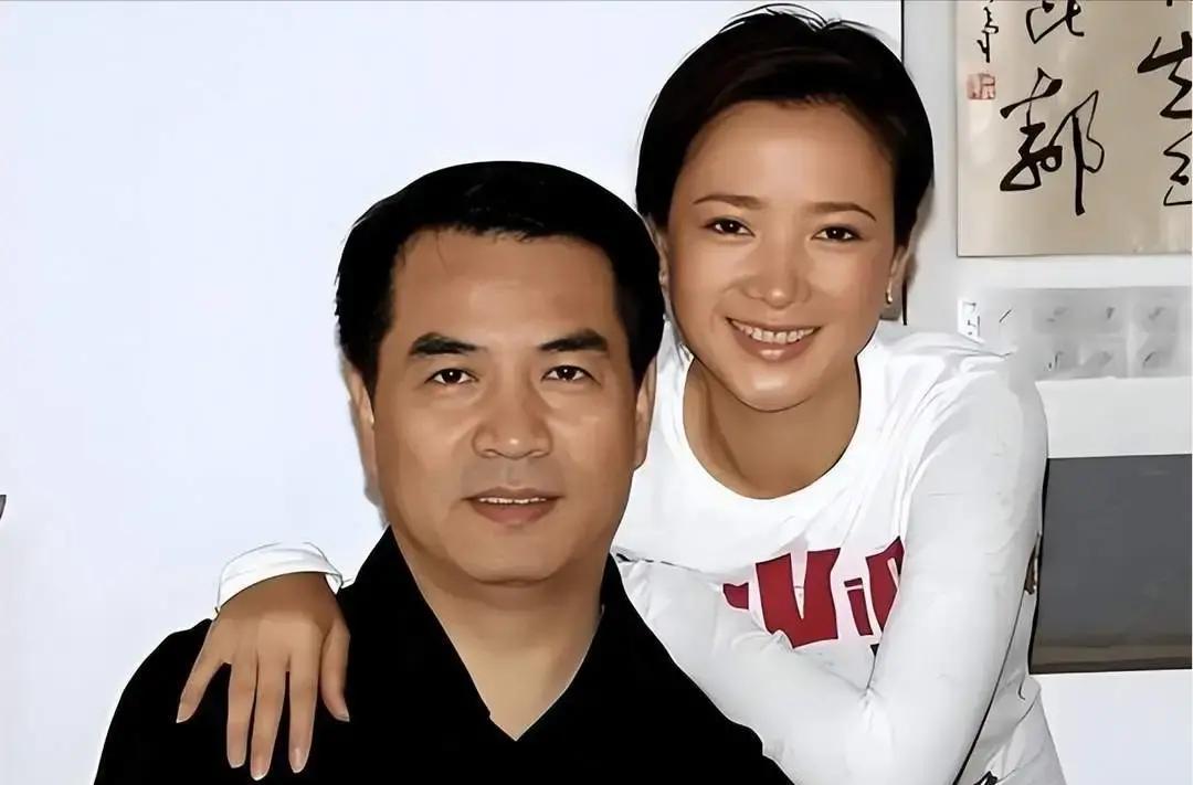 何晴的告别仪式在北京办了。儿子许何主持，捧着遗像。老朋友像刘威、陈宝国都来了。廖