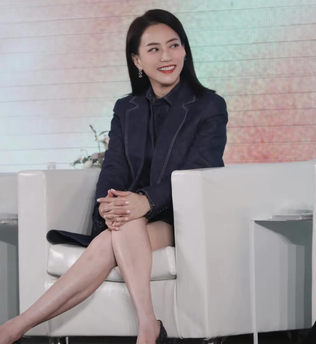 她是谢霆锋的经纪人，53岁的霍汶希坐在沙发上一笑百媚人高马大，其身材曲线不言而喻