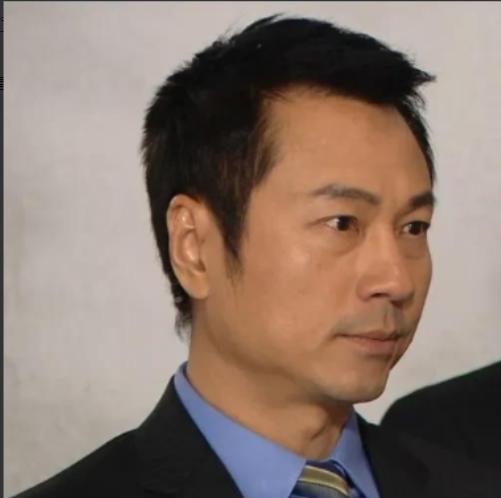 当年，黎耀祥把香港87平的房子卖出1350万元，纯赚了900万，朋友当初还劝他三