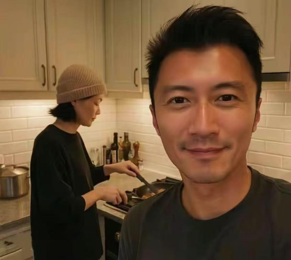 明星的生活随时随刻都那么有格调谢霆锋发自拍晒“狗粮”，身后是王菲亲自为他下厨