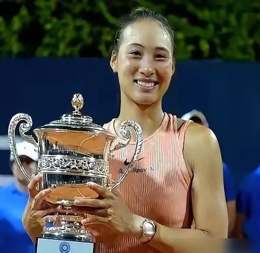 赚千万美金代言，郑钦文早把资本看透了。去年她奖金才160万，代言费却狂揽210