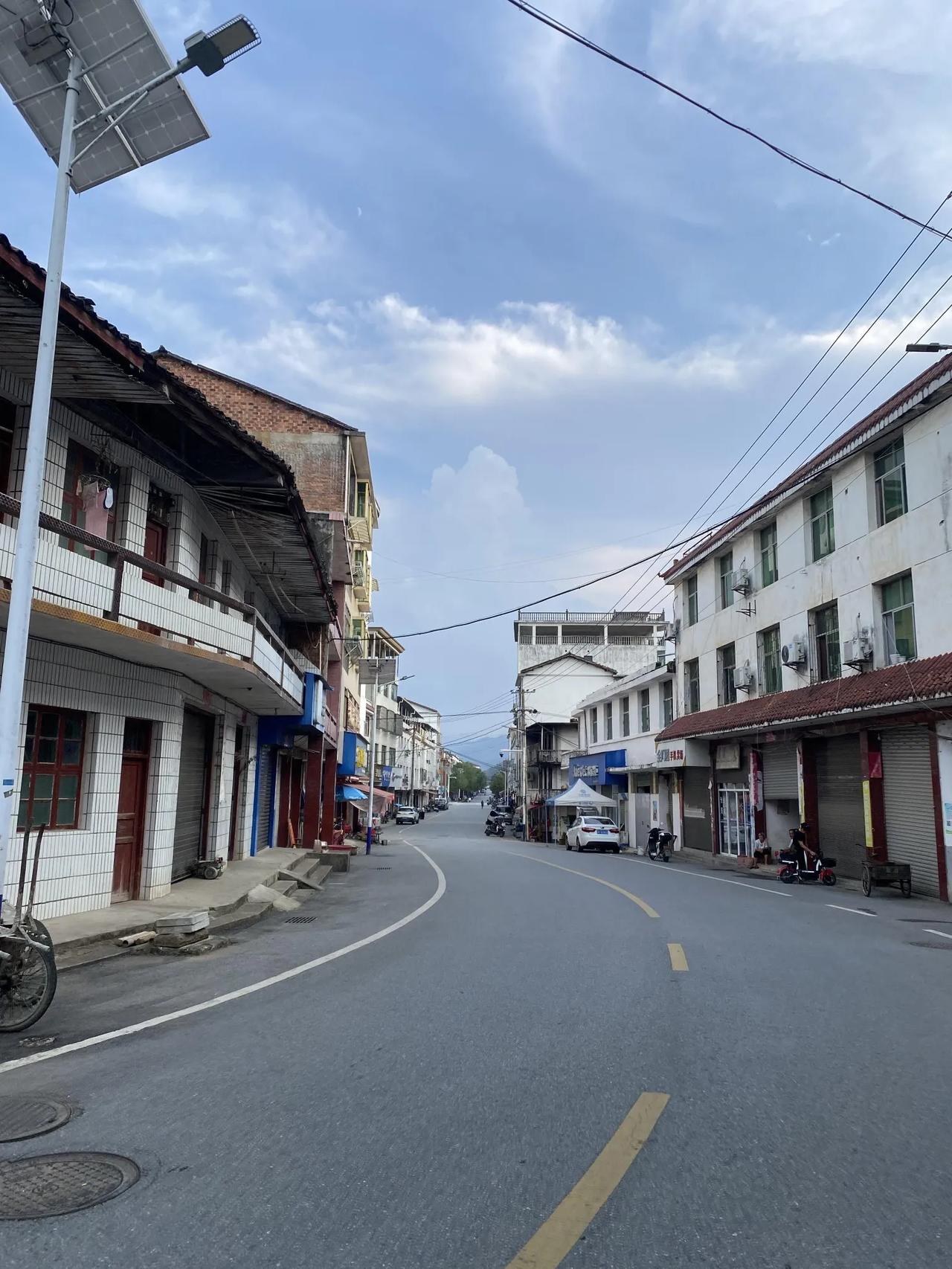今天回到老家乡下，感觉底层劳动人民日子越今天回到老家乡下，感觉底层劳动人民日子