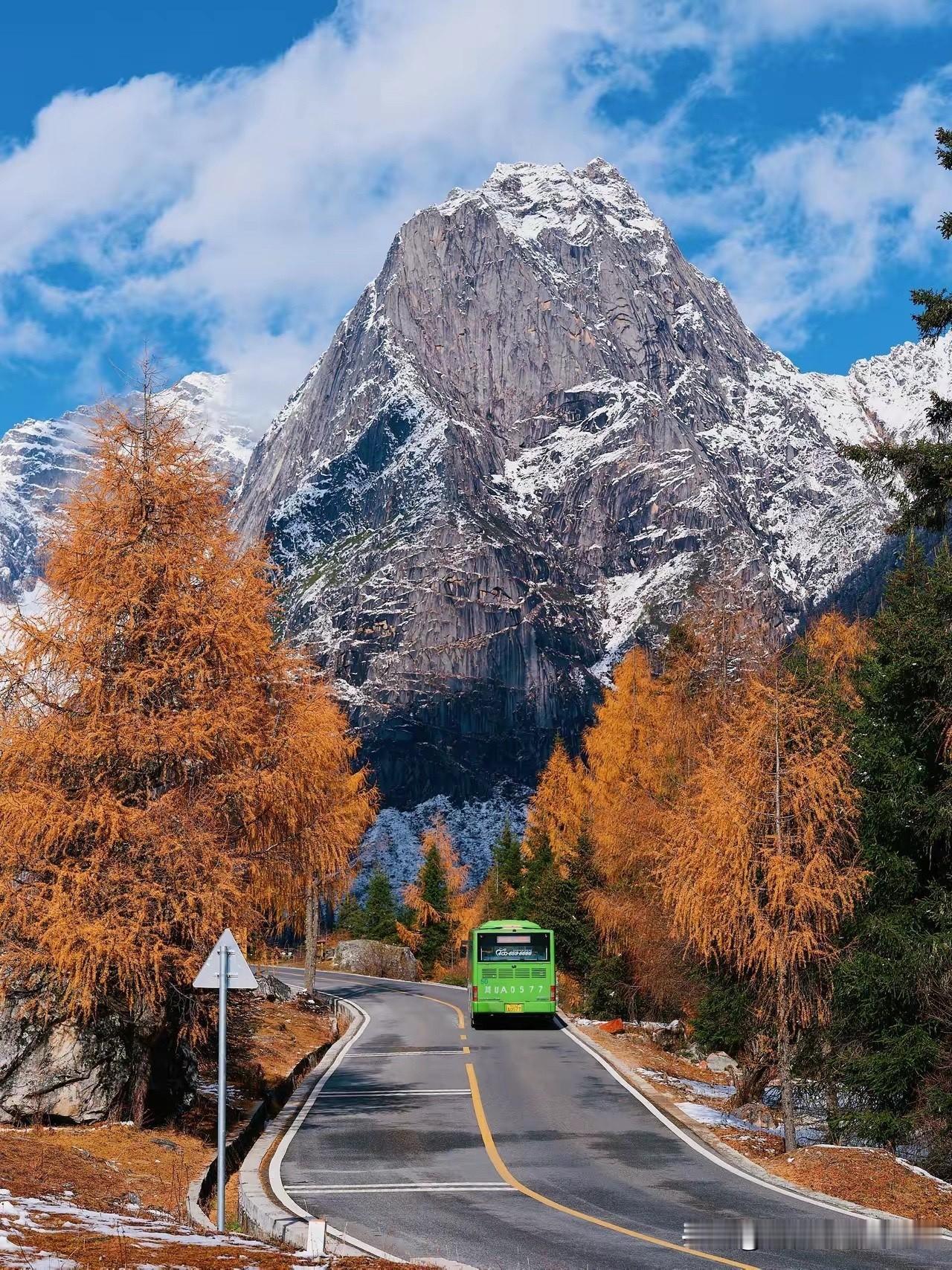 这种石墙在甘肃省陇南市宕昌县南部乡镇以前到处都是。因为这个地方石头太多，在千百年