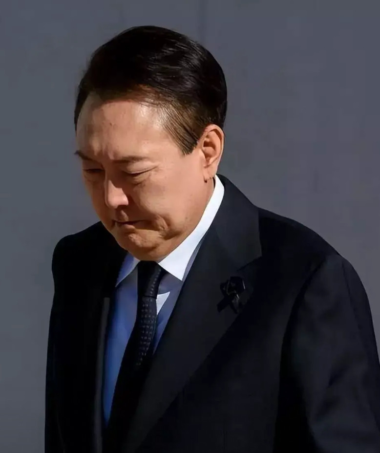 万万没想到，尹锡悦真有一套绝活，不管怎么审怎么训，就是不配合，铁鸡公一毛不拔，坦