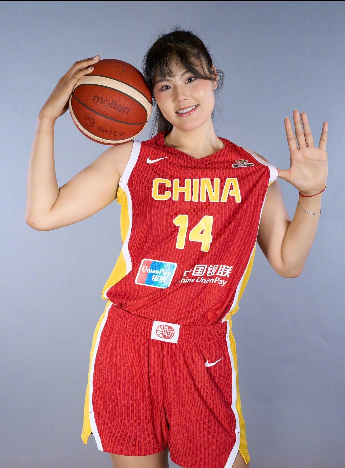 中国女篮最新12人定妆照出炉。3月11日到3月17日，中国女篮将参加世界杯预选赛