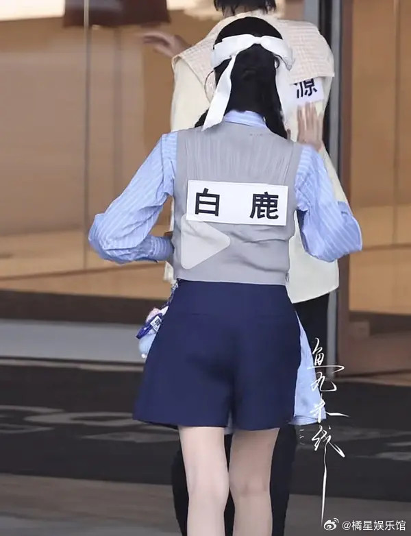 这下半身，前面看是裙子，后面是短裤