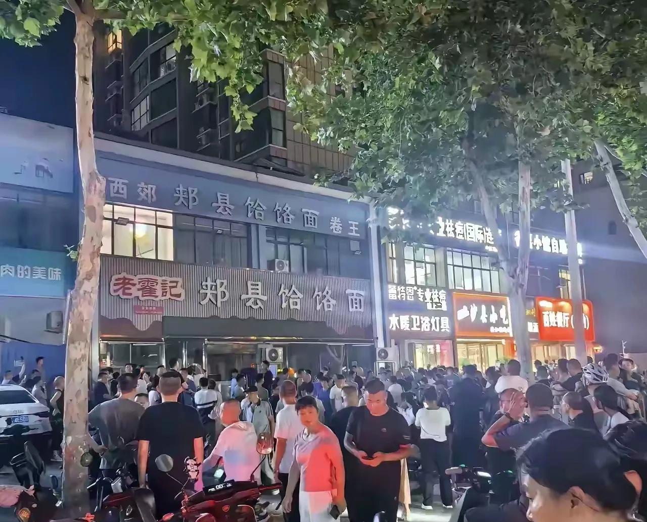 8月18号晚上，郑州西郊的老霍记饸饹面馆挺热闹，结果人聚得太多，店临时关了门，民