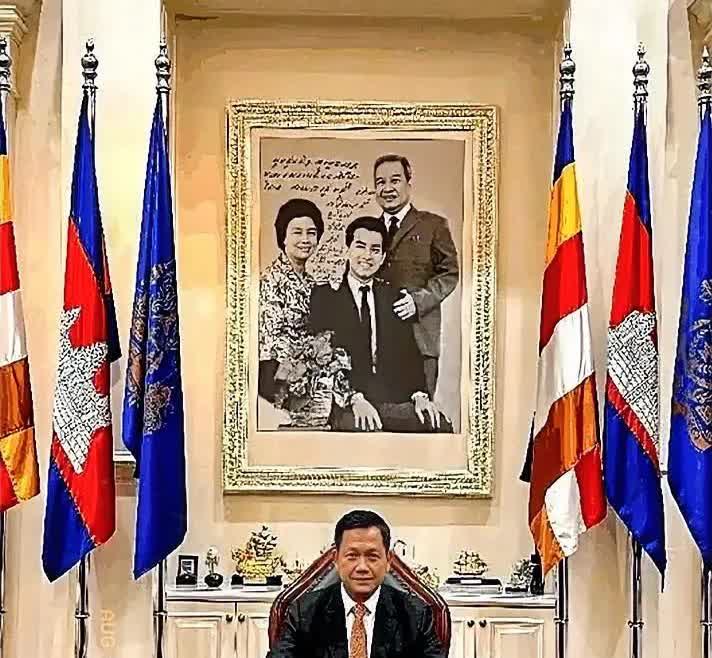 柬埔寨人洪森的长子，现任首相洪玛奈富丽堂皇的办公室。他身后的六面旗帜和国王一家仨