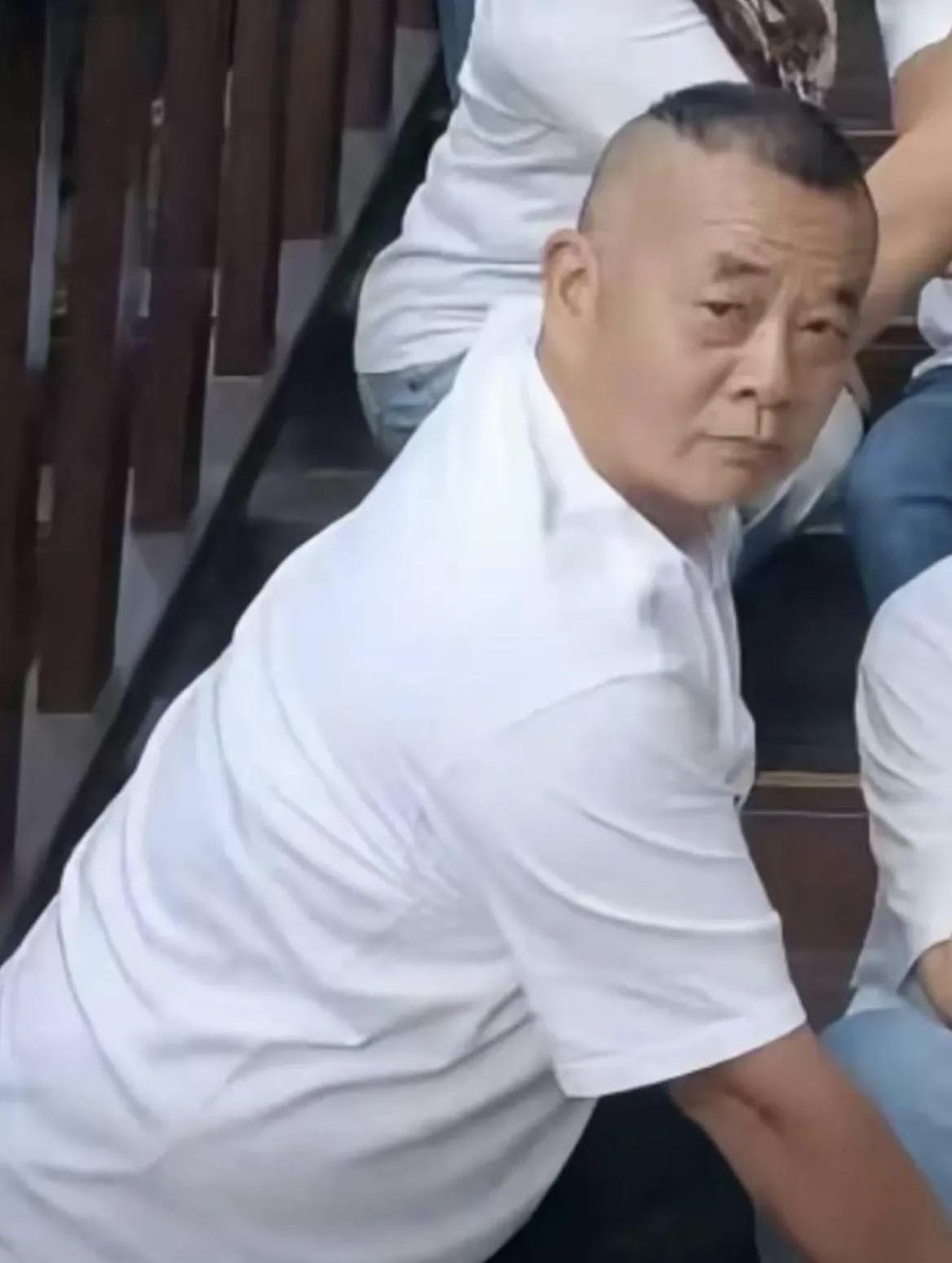 重庆王先生伊犁“白嫖”后遗症出现了，挂渝车牌游客在云南订房被婉拒。有重庆网友发