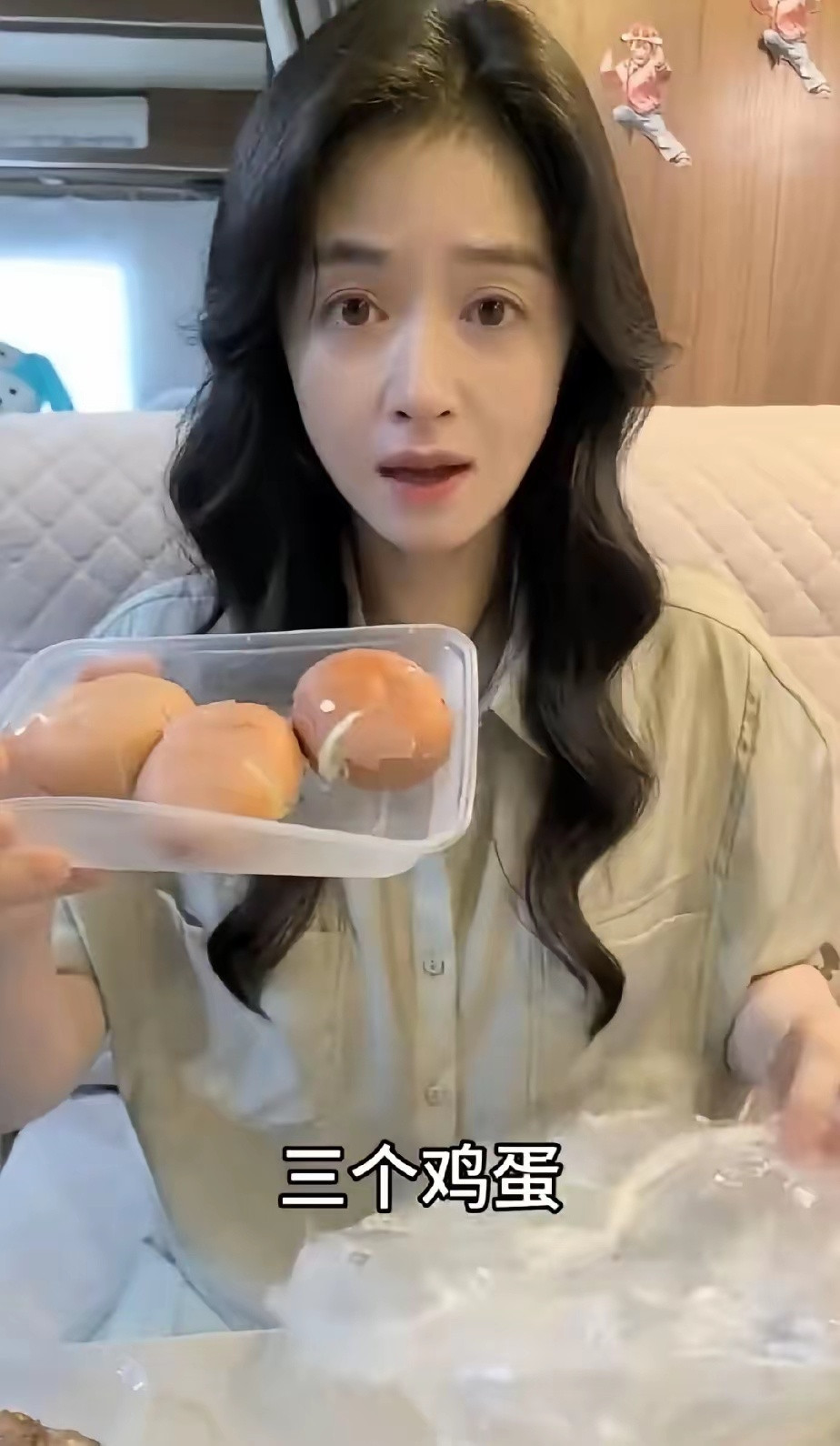 蒋欣晒出剧组为她准备的减脂餐，虽然种类很多，但都是无油无盐的，也不知道要怎么下咽