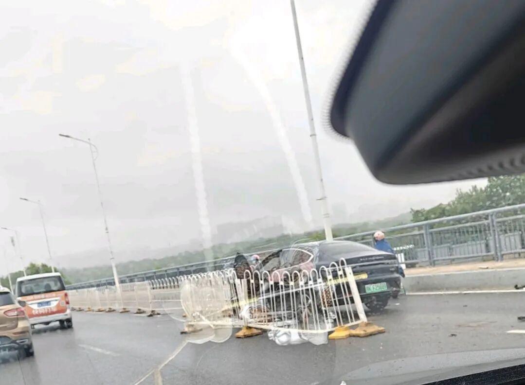 武汉城事！据网友爆料，9月19日，盘龙城大桥一起车祸。盘龙城大桥连接东西湖与黄