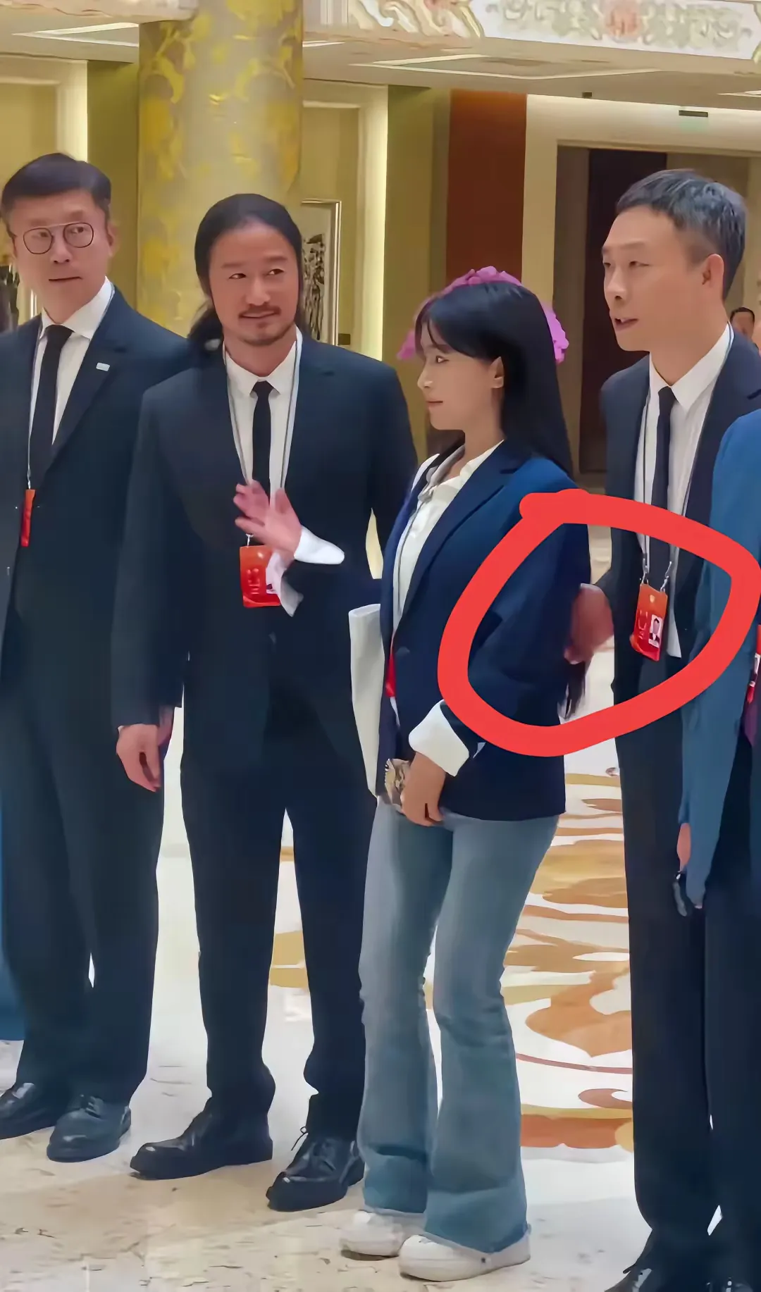 一个动作，却意外暴露了张译的人品，​在合影时，李子柒由于太过于专注看镜头，没