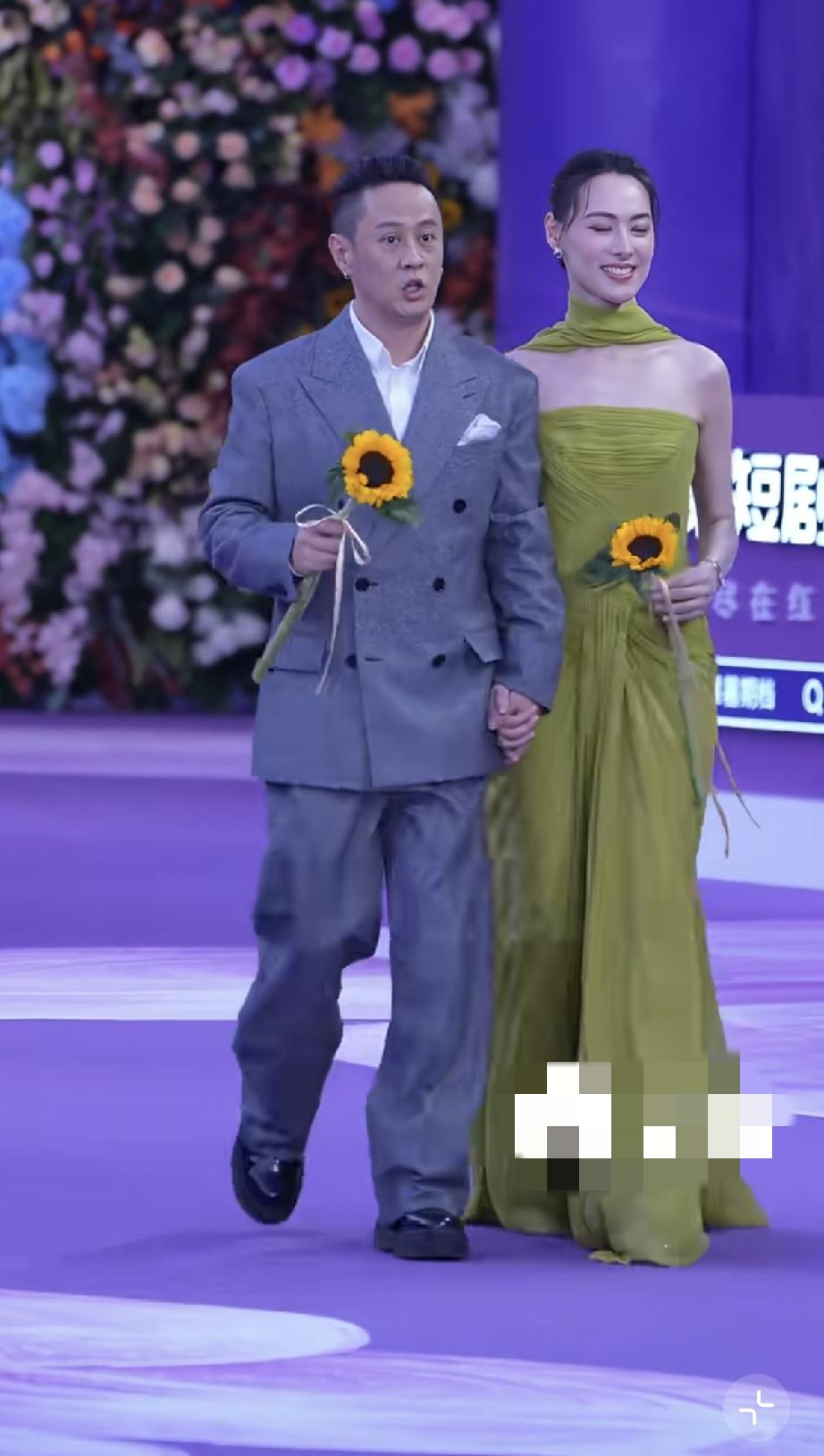 8月10日，梁洛施与新男友马浴柯一起参加百花奖，二人手牵着手走出来，每人手里捧着
