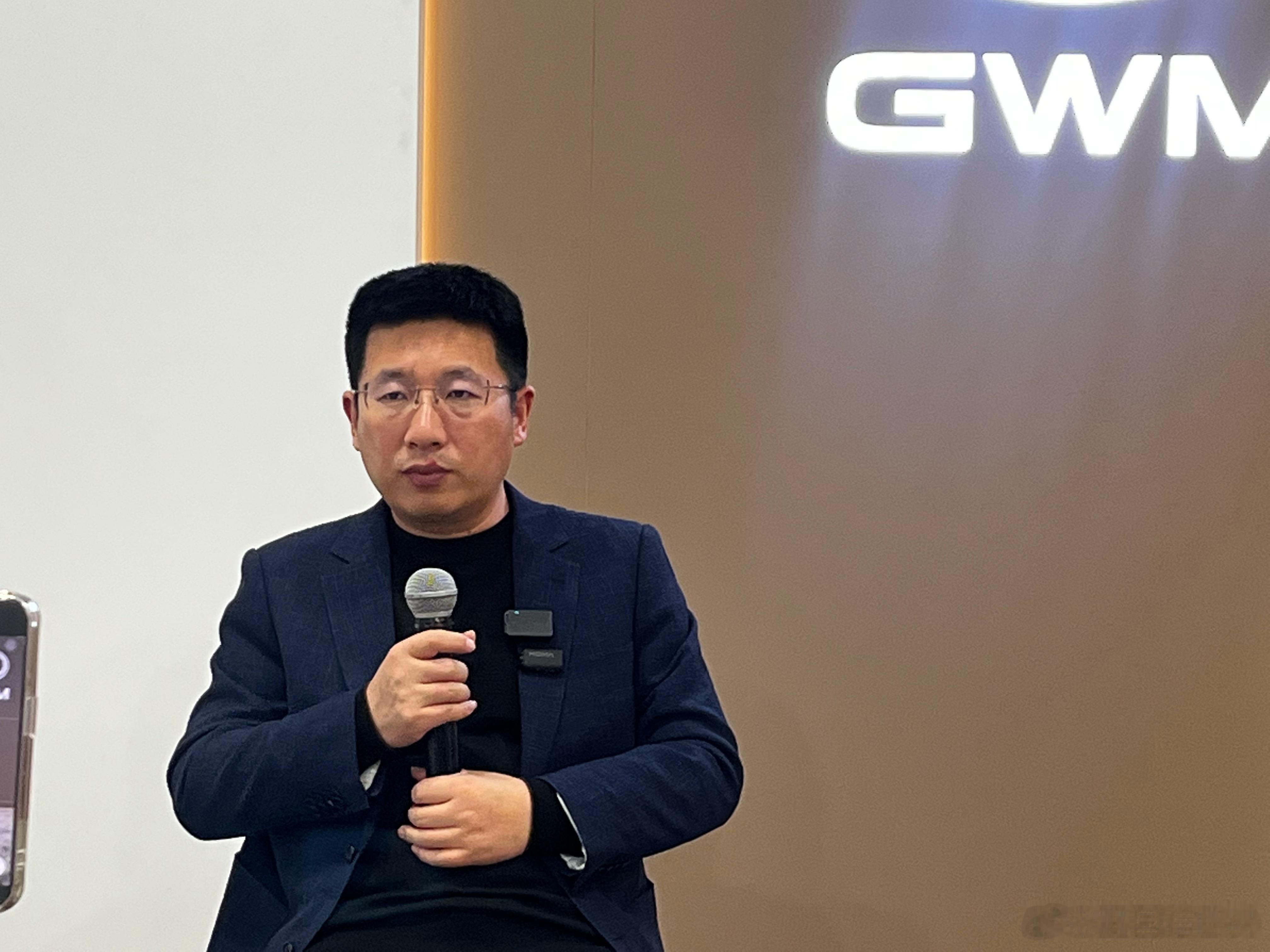 哈弗总经理赵永坡预告了明年哈弗重磅产品。第一款：大六座的suv新物种，定位哈弗