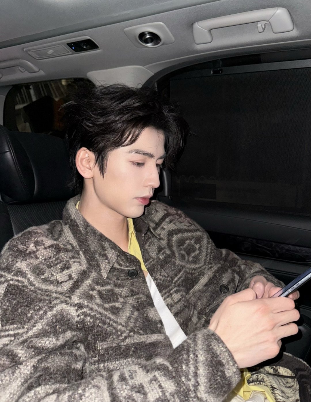 张凌赫这优越的下颌线，好久不见啦！！怎么还不来找我们玩