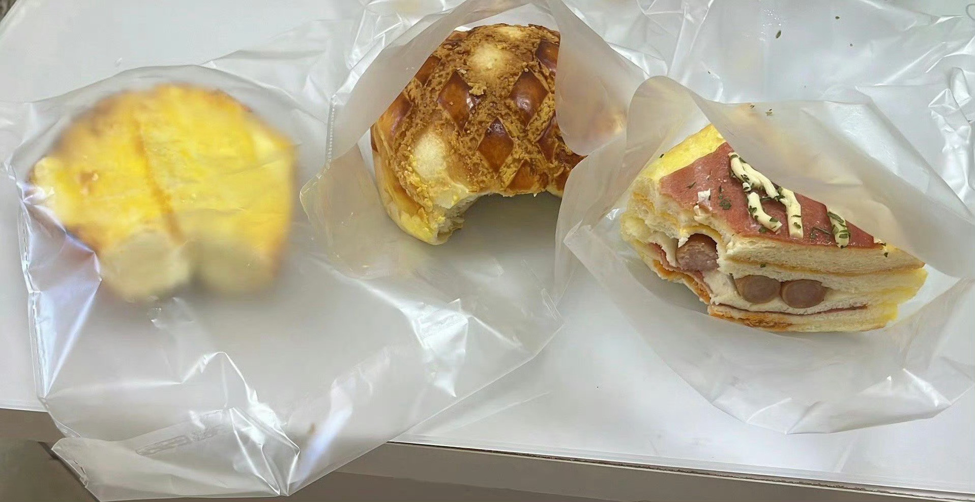 独生女，买了三个面包，每个都咬一口