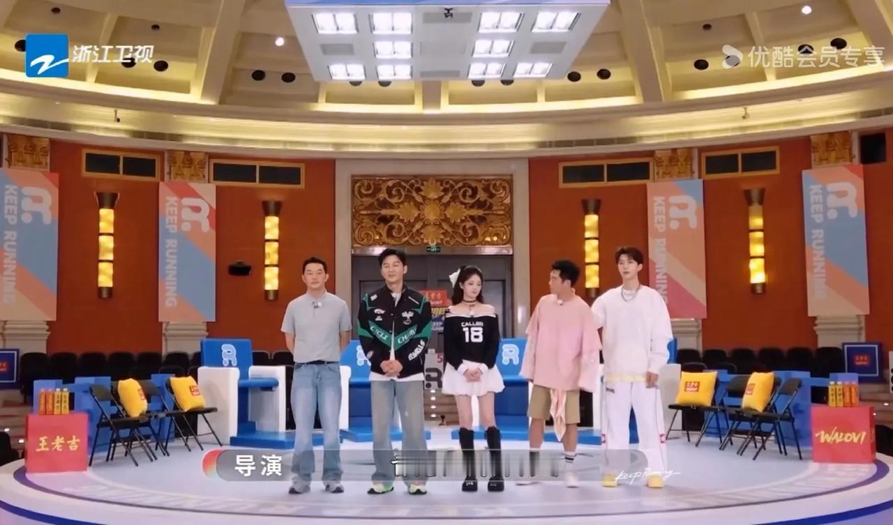 白鹿不是挺好的吗？主动站一边，让嘉宾有更多镜头。这期白鹿本来站在中间，回头看