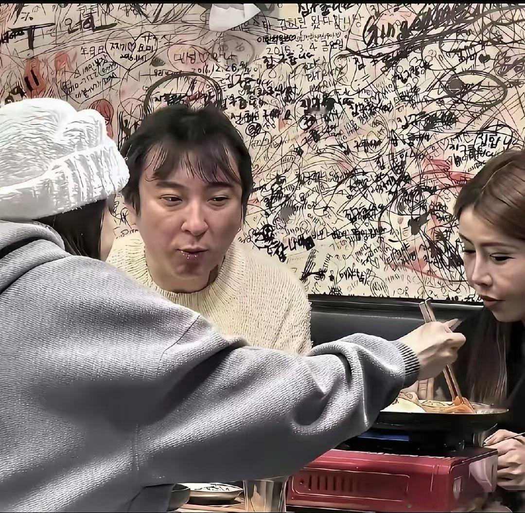 王健林暴瘦，王思聪满头白发。6000亿债务下的父子众生相也是让人嘘嘘不已！曾经说