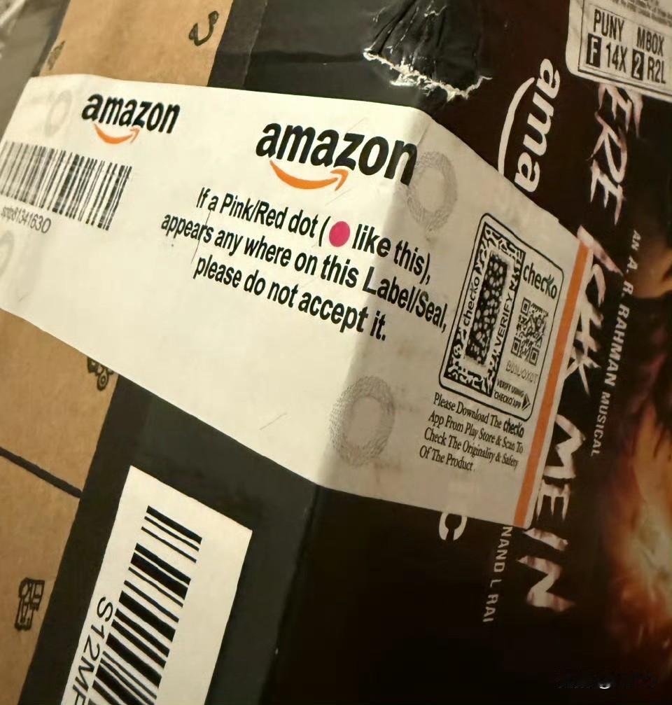 有个印度网民说：“印度特色创新：在我收到的亚马逊包裹上看到这个标签写着"如出现粉