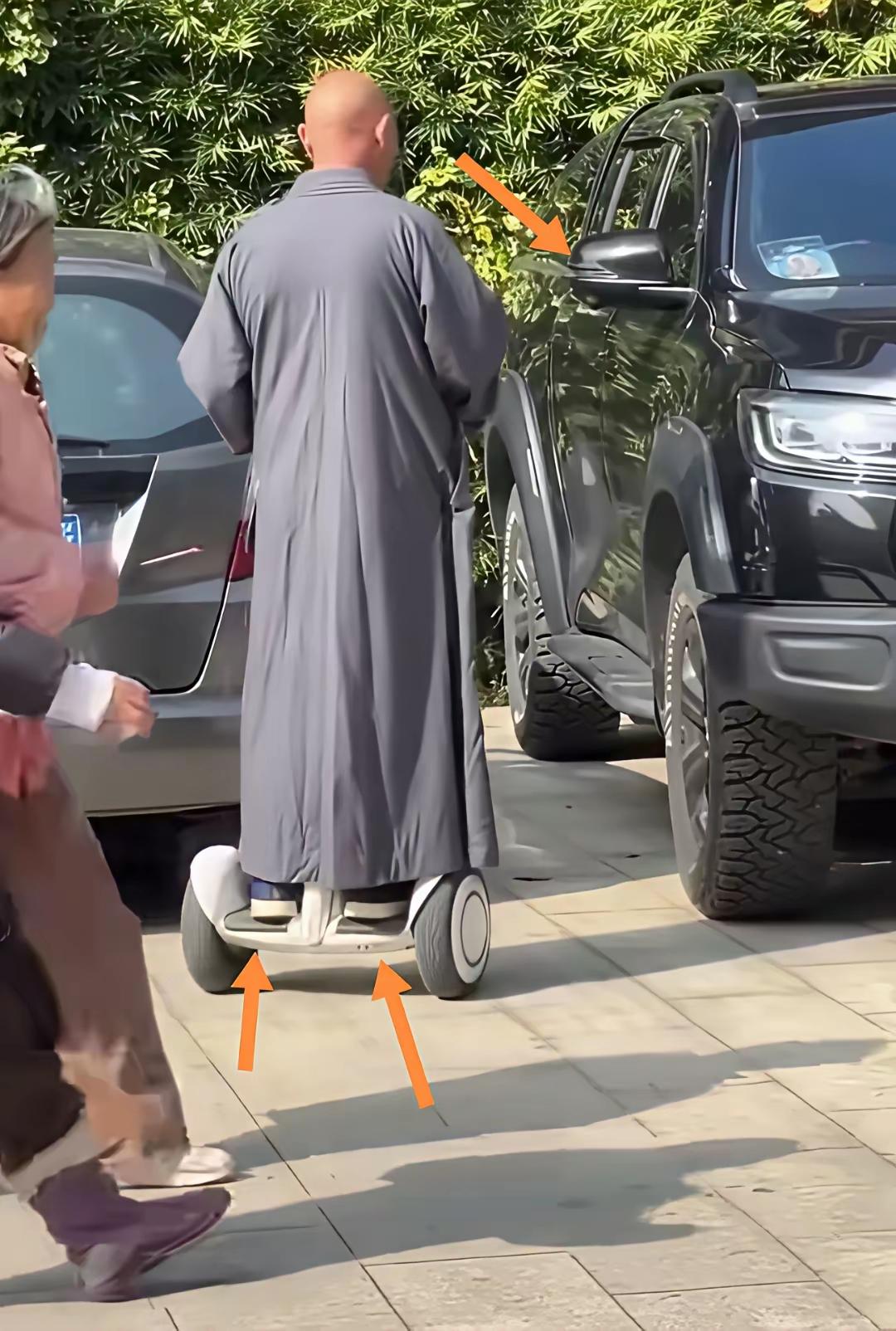 和尚脚踩平衡车、身后停百万级越野车，这哪是修行，分明是活成了“人间富贵花”。