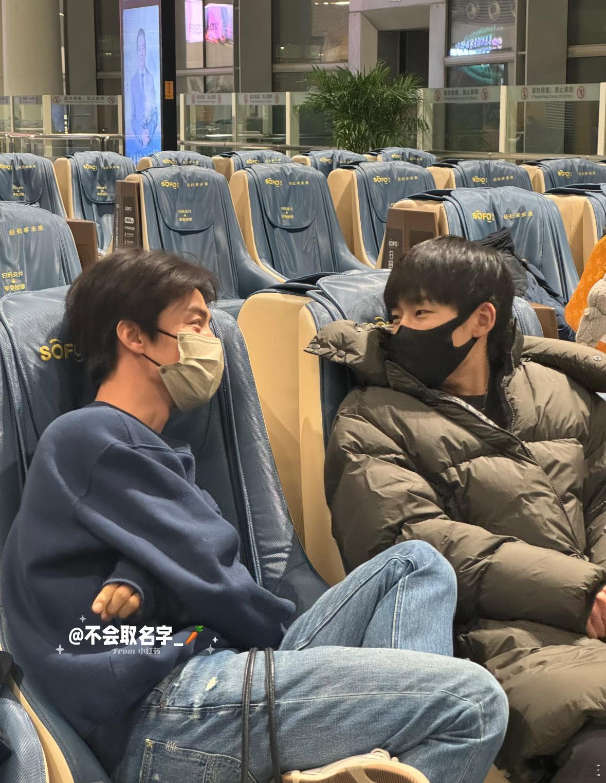  救命！两位帅哥同框就是视觉暴击，三人行的名场面我能刷一百遍！