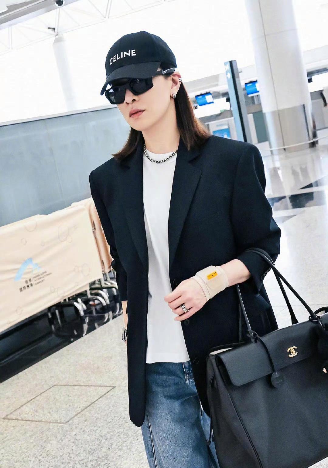 佘诗曼这颜值简直是逆生长，我小时候她长这样，如今，我老了她还是长这样，不仅不见半