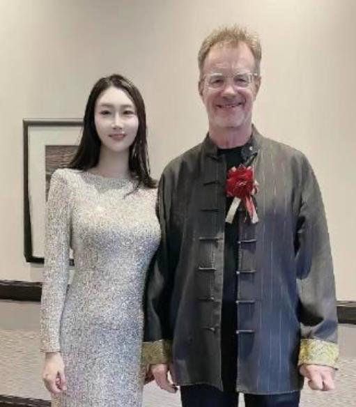 这反差简直让人挪不开眼！加拿大籍的“大山”在中国扎根打拼近20年，把温婉貌美的重
