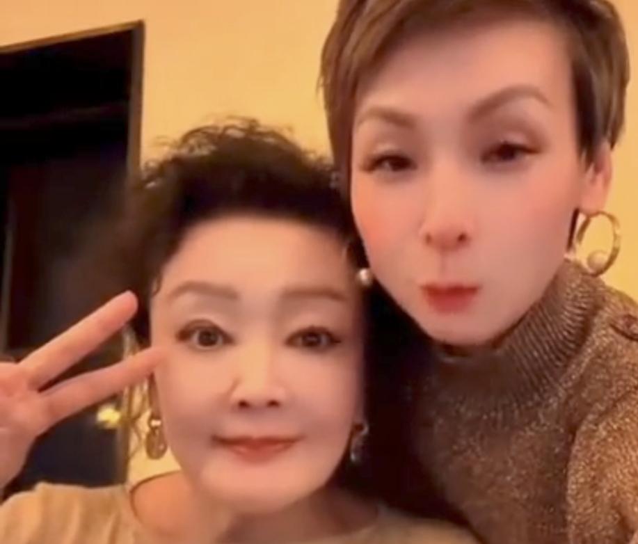 麻六记的洋洋总跟随她的老板张兰一起已经20多年了！对张兰真的是很贴心，都赛过马